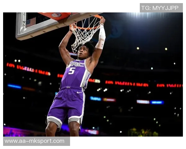 福克斯半场表现出色10投4中三分2中4贡献12分5助助力球队争胜